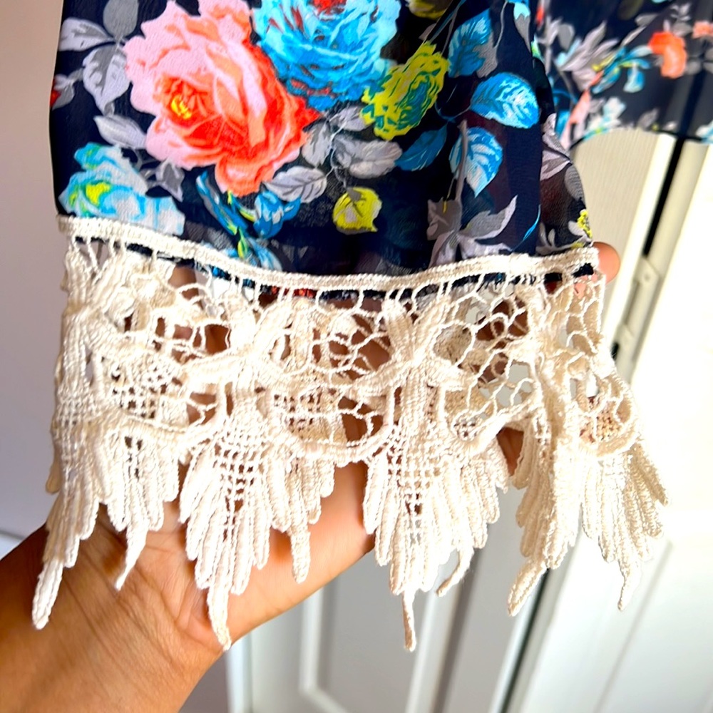 Floral Top - Picture 3 of 4